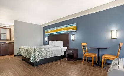 HomeTowne Studios by Red Roof Montgomery - Midtown