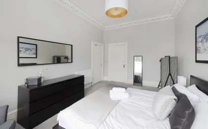 JOIVY 4-Bed Stylish Flat In Edinburgh City Centre