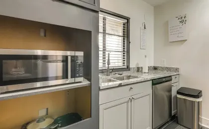 1 Mi to Graceland: Quiet Home w/ Private Yard