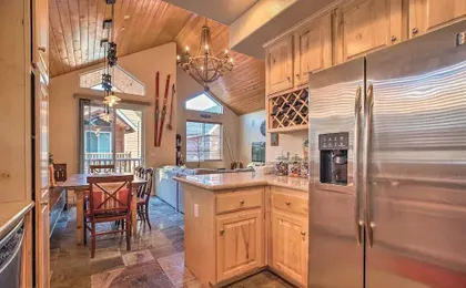 Mammoth Lakes Townhome - 10-min Walk to Village!