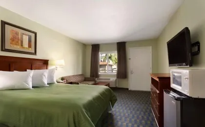 Travelodge by Wyndham Orange County Airport/ Costa Mesa