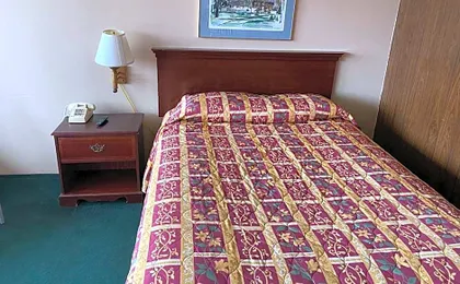 Budget Host Village Inn