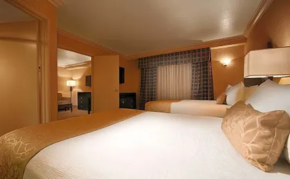 Hotel d'Lins Ontario Airport