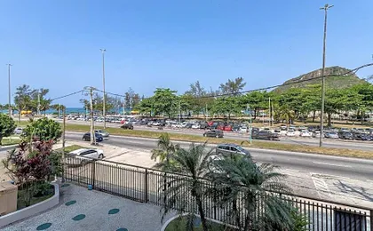 2 SUÍTES Vista MAR Praia do Recreio e Pedra do Pontal - Condomínio com Estacionamento e Portaria 24h - Cozinha Completa, Wi-Fi e Ar Condicionado
