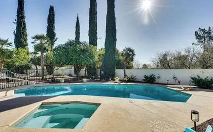 7 Mi to Sabino Canyon: Poolside Oasis w/ Mtn Views