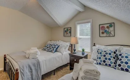3 Bedroom Downtown with Firepit