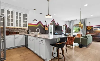 The Lodge & That 70s Show by Avantstay Two Stylish Condos + Hot Tub + Rooftop Lounge + Near Downtown