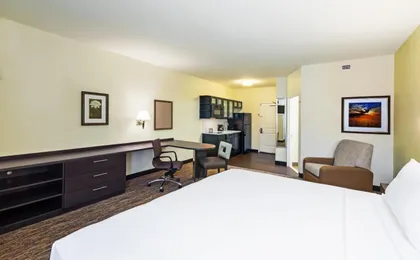 Candlewood Suites Lenexa - Overland Park Area