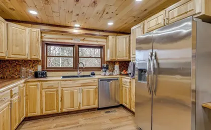 Hot Tub + Game Room: Gatlinburg Family Cabin!