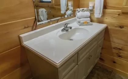 1 Mi to Parkway! Hot Tub Hideaway in Pigeon Forge