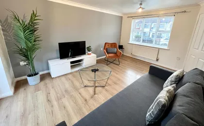 Spacious 3-Bedroom House with 5 Beds And Sofa-Bed