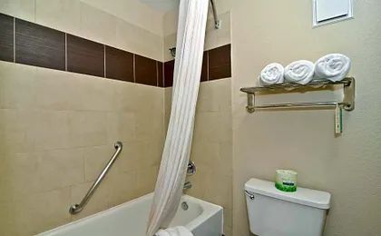 Clackamas Inn And Suites