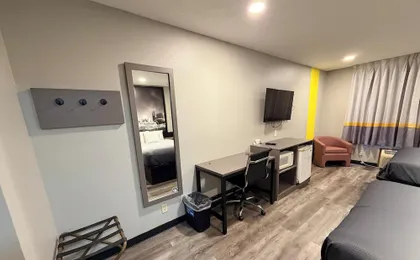 Super 8 by Wyndham Macomb