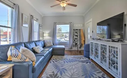 Cozy Beach Bungalow Near Galveston Seawall and Pier