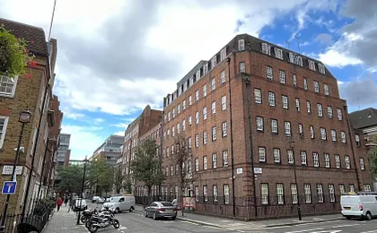 Cheap private double room near Big Ben - with desk