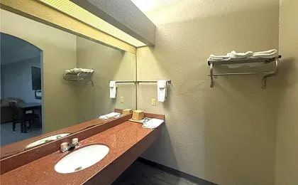 Hotel O Regency Suites Houston - IAH Beltway 8