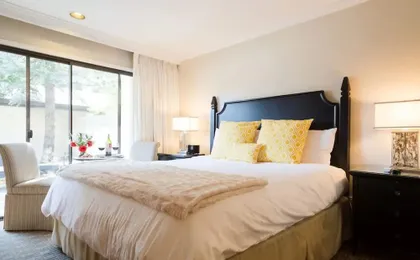 Lux Napa Escape King Bed Steps to Wineries