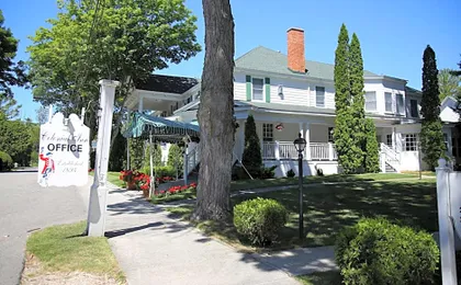 Colonial Inn Harbor Springs