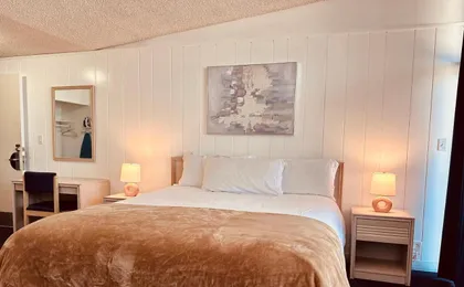 Foghorn Harbor Inn