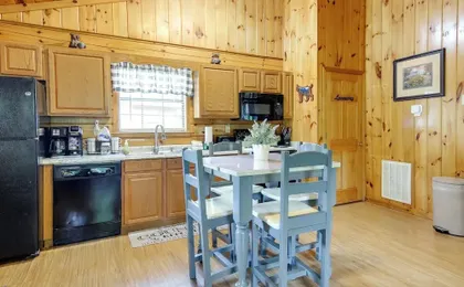 Tennessee Cabin w/ Balcony, Hot Tub & Pool Access!