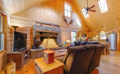 5 Mi to 9-hole Golf! Creekside Sapphire Escape