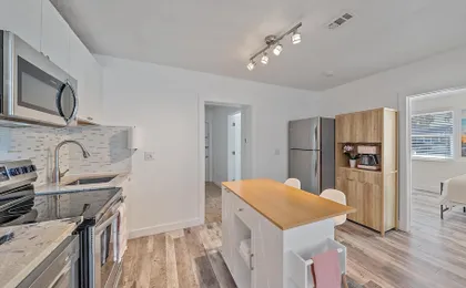 Urban Nest On 8th 4 Bedroom Home