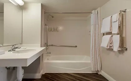 Howard Johnson by Wyndham Sacramento Downtown