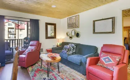 Ski-in Red River Retreat: Balcony, Mountain Views!