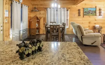 1 Mi to Parkway! Hot Tub Hideaway in Pigeon Forge