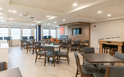 Holiday Inn Express Hotel & Suites