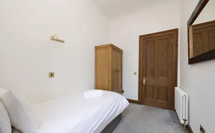 Joivy 5 Bedroom Apt Near Meadows & George Square