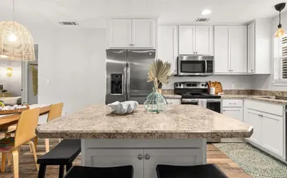 Island Suite - Walk to Downtown!