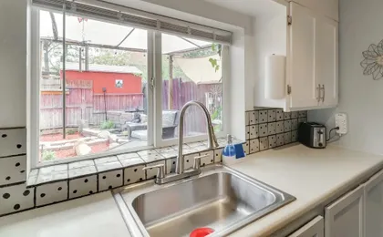 Walk to Downtown! ABQ Couple's Studio w/ Deck