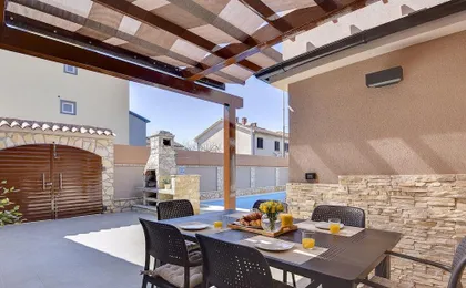 Modern Holiday Home with Swimming Pool, Terrace with Bbq, Near the Center of Pula