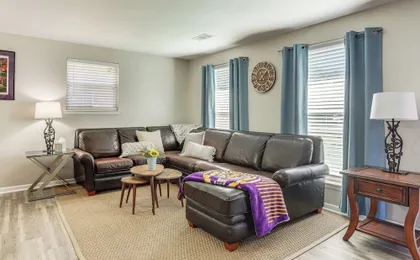 1 Mi to Lsu, Tiger Stadium! Lovely Home w/ Parking