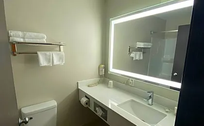 Baymont by Wyndham Oshkosh Airport