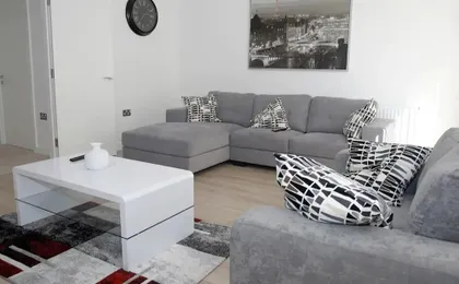 Near Dlr Station-family-sleeps 4-pets-parking