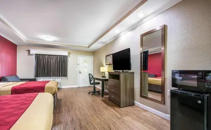 Econo Lodge Inn & Suites