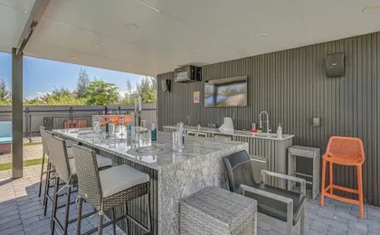 Poolside Lounge w/ Bar & Kitchen: Cape Coral Home