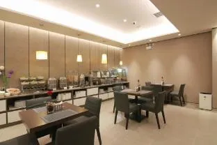 Home Inn Plus Beijing South Station South Square