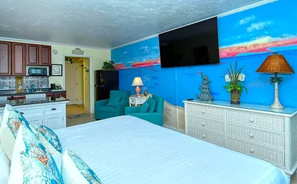 Waterfront Room, Heated Pool, Tiki Bar & Grill