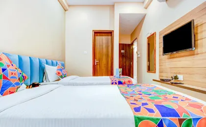 Hotel 7th Crossing by Fabhotel