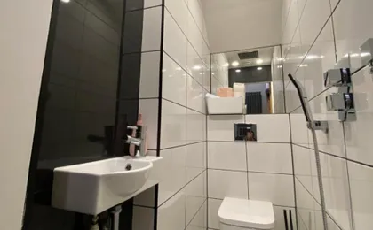 Lovely 3 Bed with Jacuzzi, Close To Airport, Driveway, Wifi
