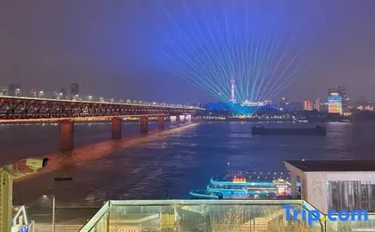Guanlan Artistic Scenic Hotel (Yellow Crane Tower Wuhan Yangtze River Bridge)