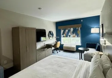 Holiday Inn Express & Suites San Antonio South by IHG