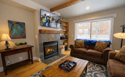 Charming Family Retreat With New Hot Tub, Walk To Main Street & Transit Center 470 3 Bedroom Home