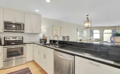 417 Seascape by Avantstay Beachfront Condo w/ Communal Pool Access