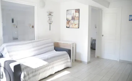 Sunny Apartment in Heart of Nice Old Town