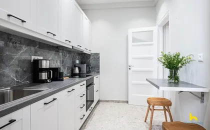 1 Contemporary 2-Bdr Apt Near Kalimarmaro & Alsos Park!