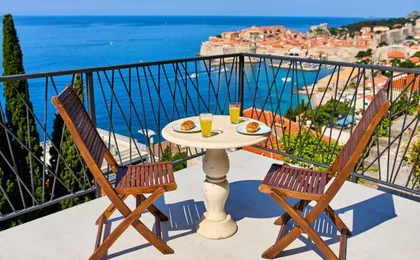 Yellow Seaview Apartment